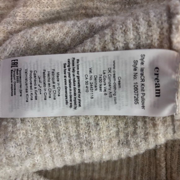 Chic Beige V-Neck Sweater with Intricate Pattern - Picture 7 of 9